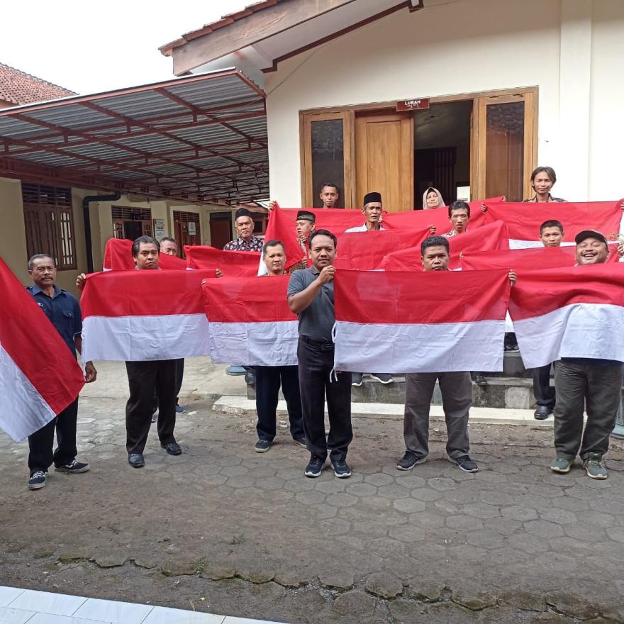 Kalurahan Banjarharjo Berpartisipasi Pembagian Bendera Merah Putih